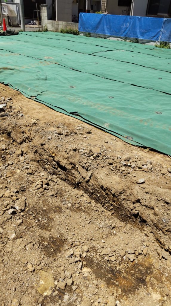 隣の区画はまだシート