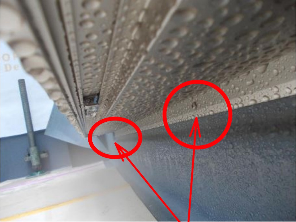 バルコニー下側サッシ枠のネジ穴シール無し