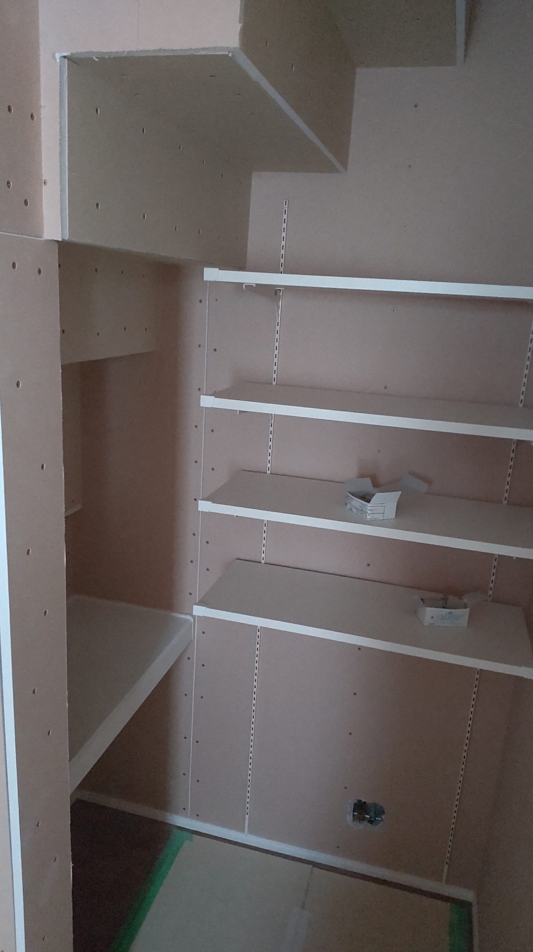 ロフト階段下のパントリー